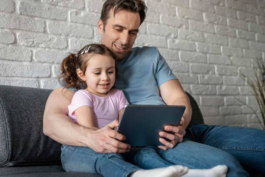 "Criança usando tablet com supervisão dos pais para garantir uso saudável da tecno