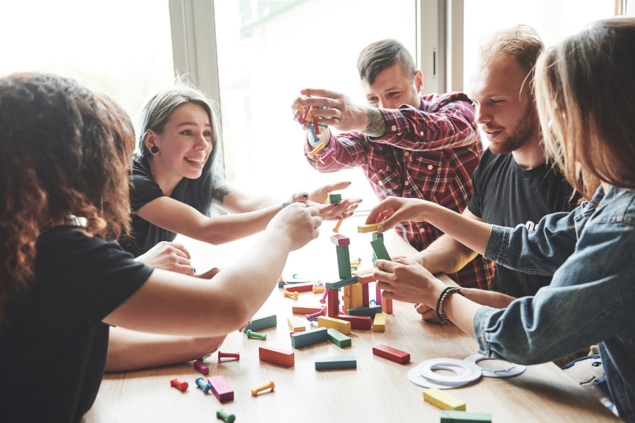 “Família reunida jogando em casa com alegria e descontração”