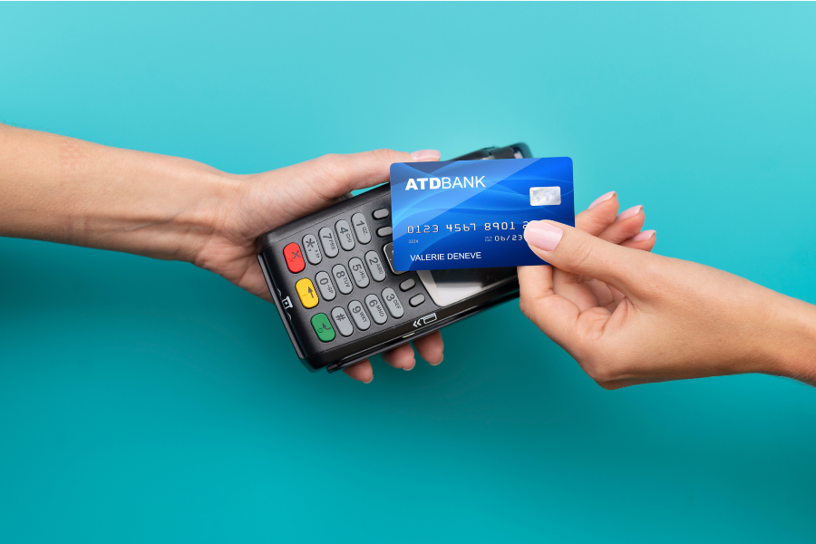 “Pessoa usando cartão de crédito de forma consciente, realizando pagamento com segurança”