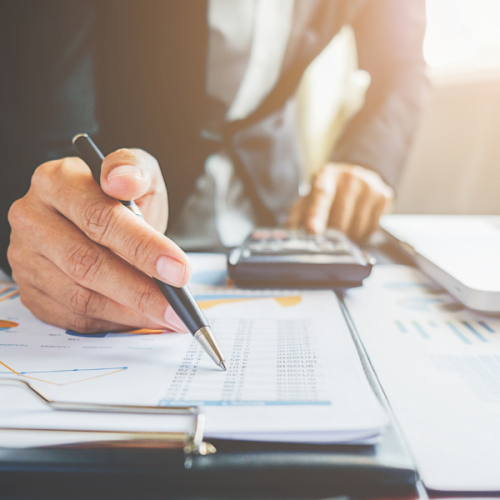 Descubra como organizar suas finanças na vida moderna com estratégias práticas para alcançar estabilidade e construir um futuro financeiro seguro