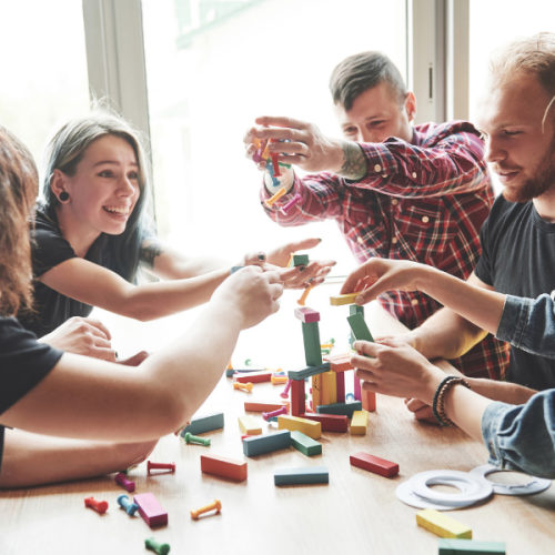 “Família reunida jogando em casa com alegria e descontração”