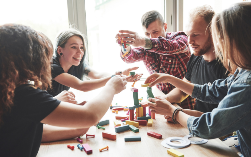 “Família reunida jogando em casa com alegria e descontração”