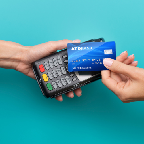 “Pessoa usando cartão de crédito de forma consciente, realizando pagamento com segurança”