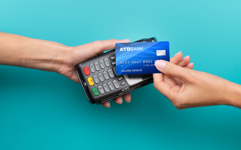 “Pessoa usando cartão de crédito de forma consciente, realizando pagamento com segurança”