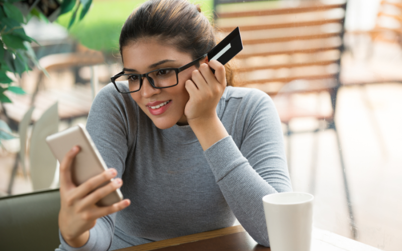 “Pessoa analisando a fatura do cartão de crédito, preocupada com o crédito rotativo”