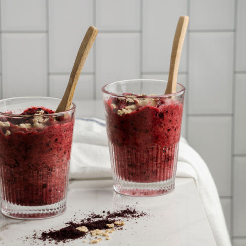 “Smoothie proteico com frutas vermelhas servido em copo, ideal para CrossFitters”