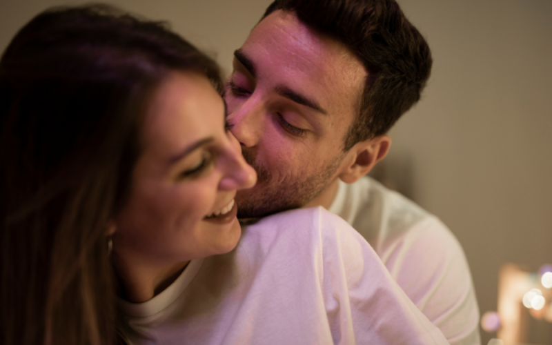 Descubra dicas práticas para melhorar a vida sexual em casal, fortalecer a intimidade e manter uma relação saudável e feliz. Confira agora!